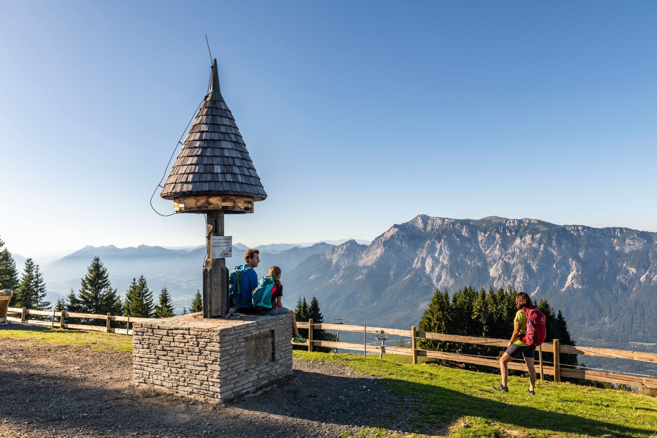 Dreiländereck © RVT | Franz Gerdl The wayside shrine of Dreiländereck with hikers