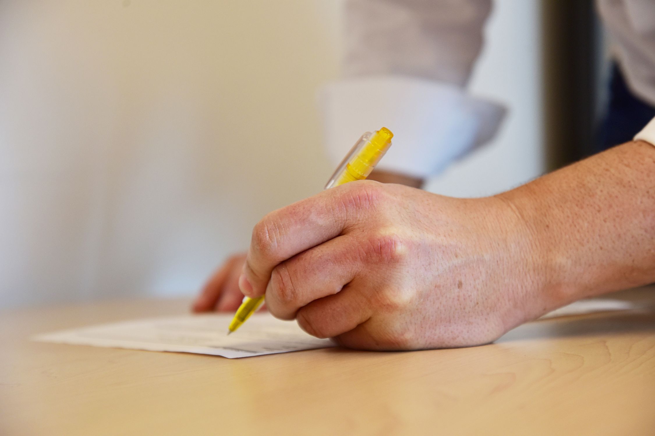 Signing a contract © Stadt Villach | Karin Wernig Filling in a form